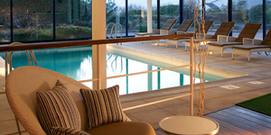 hostellerie-de-la-pointe-saint-mathieu-hotel-seminaire-bretagne-finistere-vue-terrasse-piscine