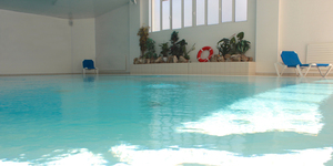 grand-hotel-de-courtoisville-piscine-a-spa-chambre-4